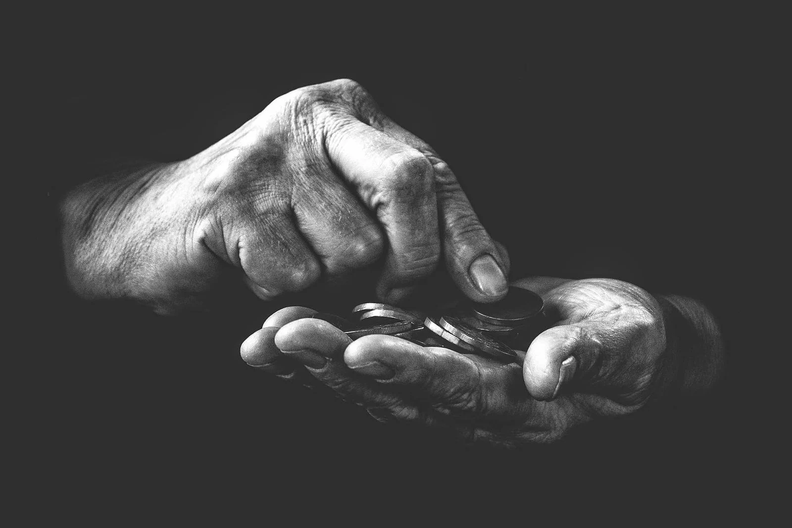 peningar-money-hands_1920