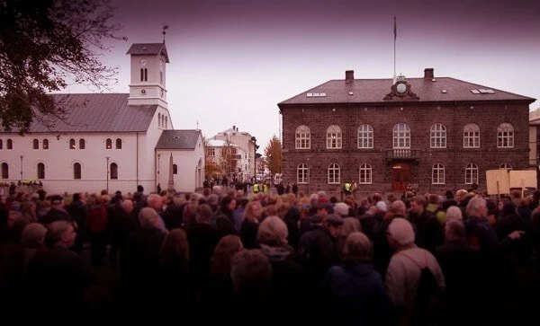 kirkja-folk-althingi